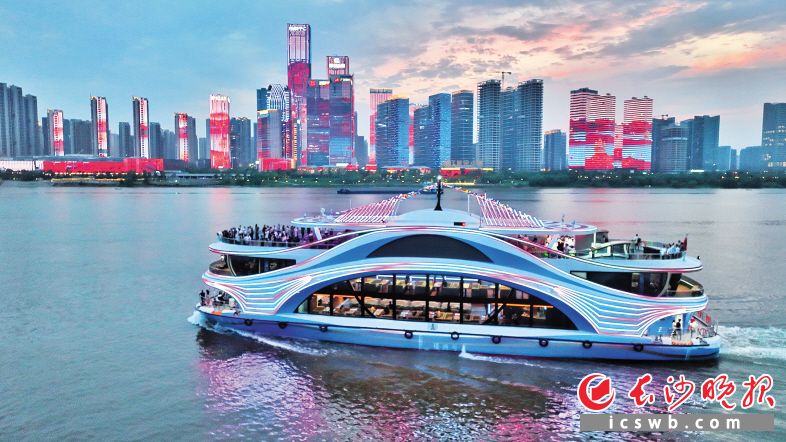　　5月19日，入夜时分，在一江两岸的绚丽灯光中，“橘洲号”沿着湘江核心段缓缓航行，成为山水洲城新的风景线。主办方供图