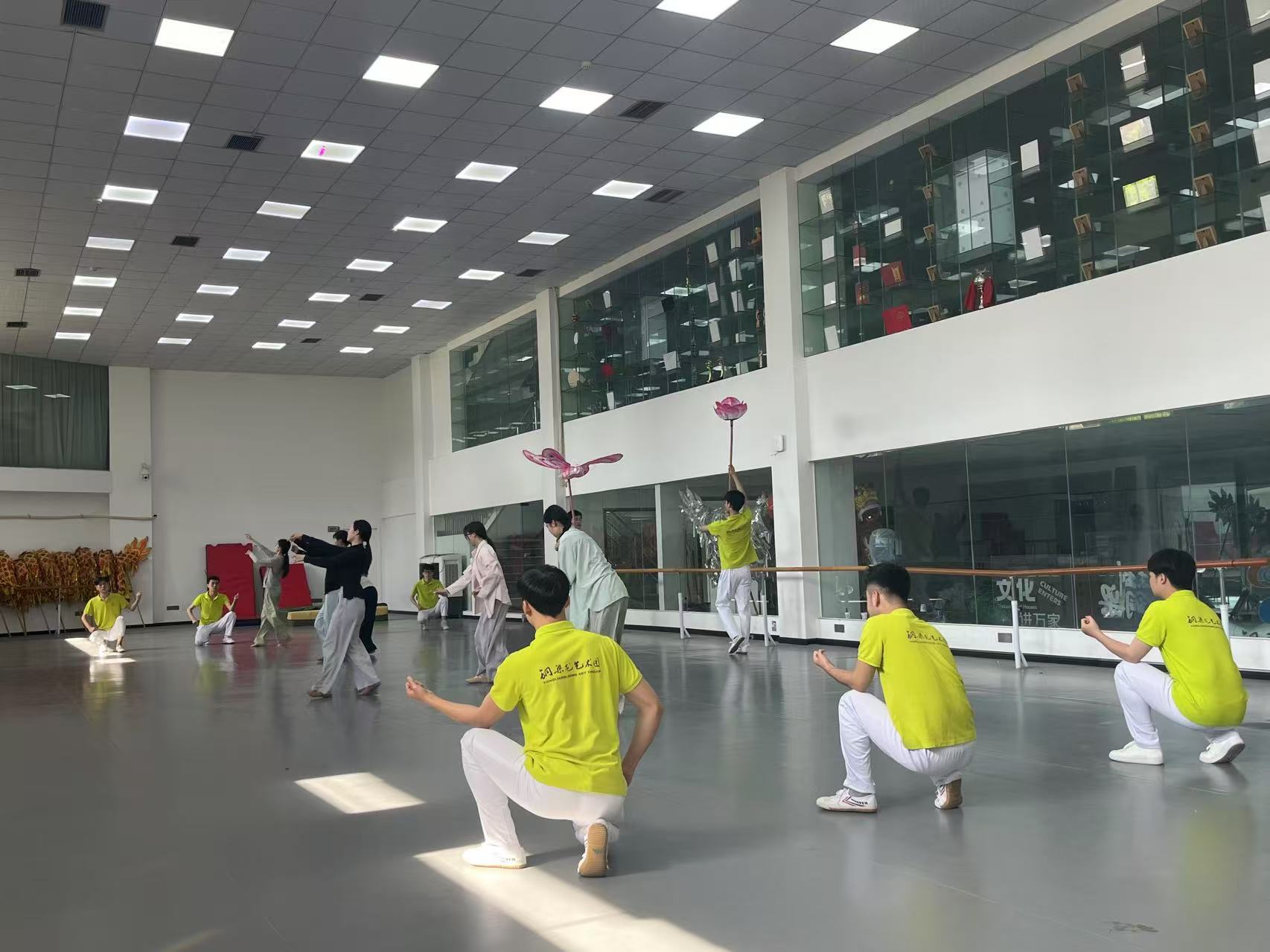 回应祖国并向西方捐款|青年的舞蹈梦想着无意识