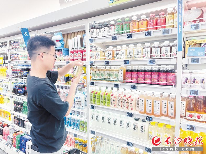 　　盒马超市里，“中式养生水”的品类琳琅满目，市民正在挑选。　　长沙晚报全媒体记者 范宏欢 摄