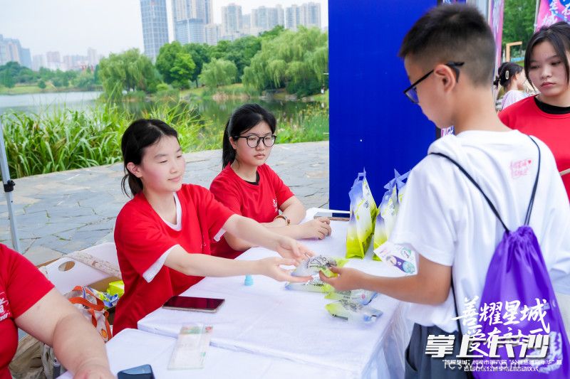 市民參與公益知識問答即可兌換“小盲盒”。