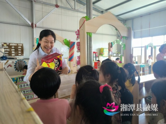 冯晓金：涓涓细流润晨露 童心沃土育晓芽230.png