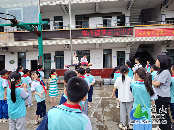 塔峰镇第三完小开展防溺水安全应急演练.jpg
