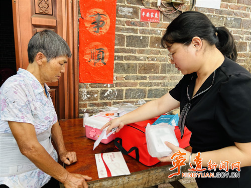 宁远县鲤溪镇：“母亲邮包”邮递温暖_副本500.jpg
