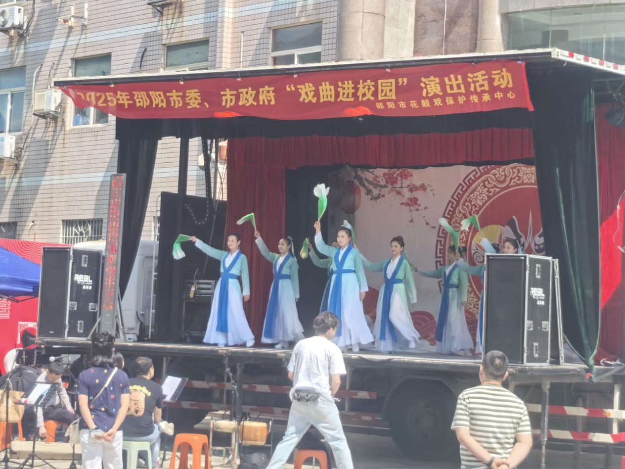 弘扬国粹经典 传承文化薪火  ——大祥区翠园街道深入邵阳学院举办“戏曲进校园”活动(图2)