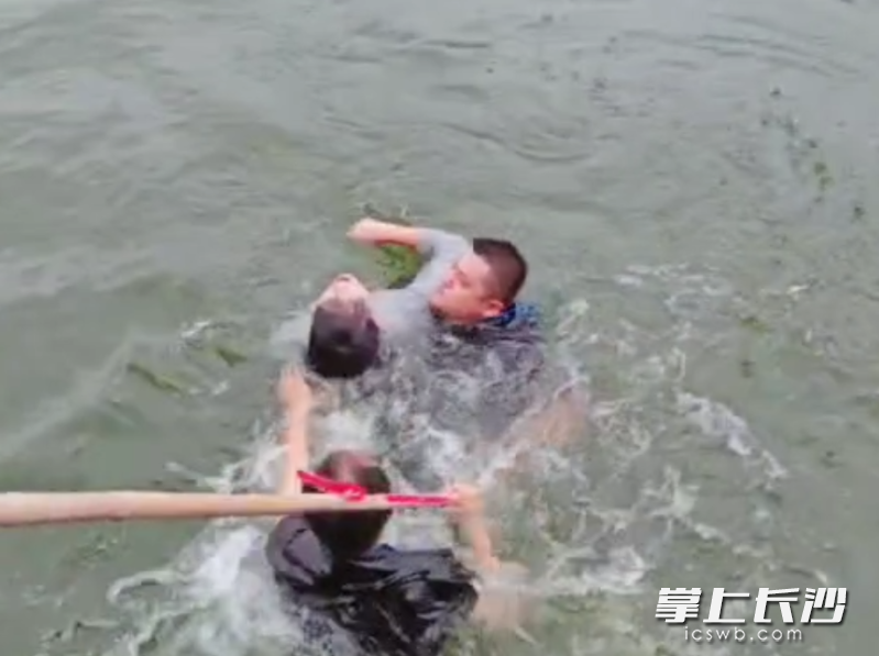 眾人將落水者救起。視頻截圖