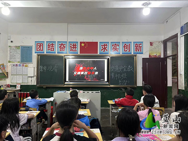 湘江源瑶族乡中心小学组织观看交通安全教育警示片.jpg