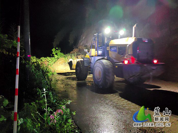 蓝山：省道塌方受阻 公路部门连夜抢通.jpg