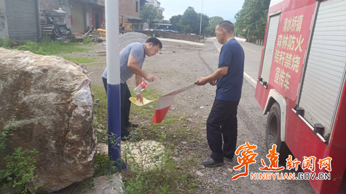 宁远清水桥镇：反光标识“点亮”弯道盲区_副本500.jpg