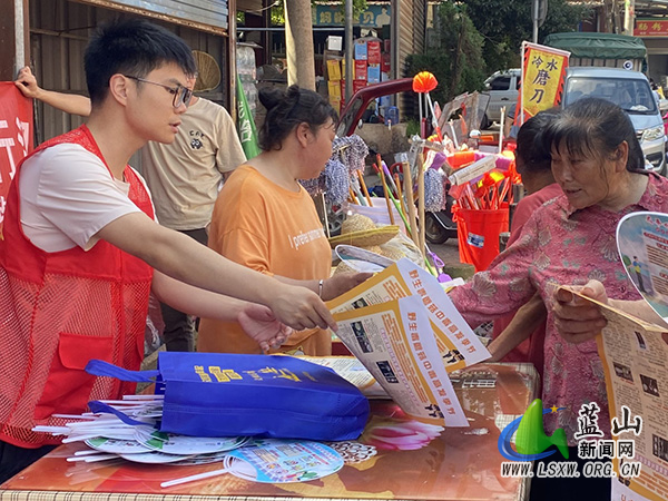 太平圩镇开展野生毒蘑菇宣传防控工作，守护群众“舌尖上的安全”.jpg