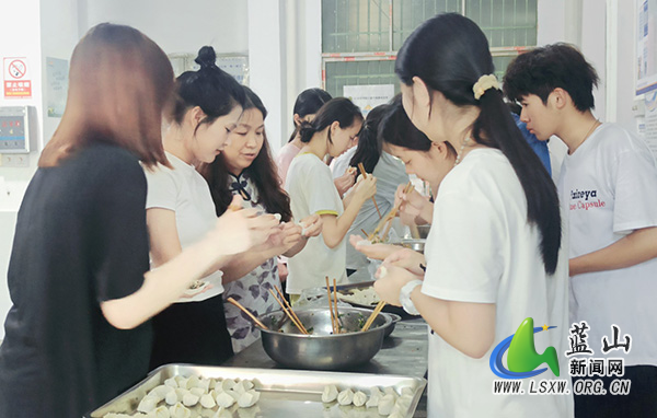 洪观学校：巧手包饺子 共筑劳动情.jpg