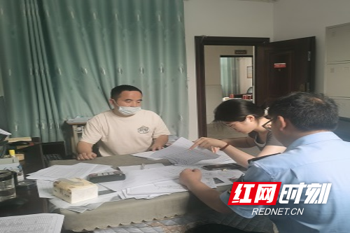 检查组在中都乡学校检查学生就餐台账资料.png