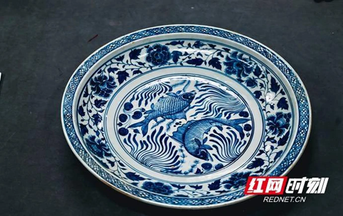 湘见万年丨颜值拉满！元青花牡丹水藻双鱼纹折沿盘正式亮相岳阳