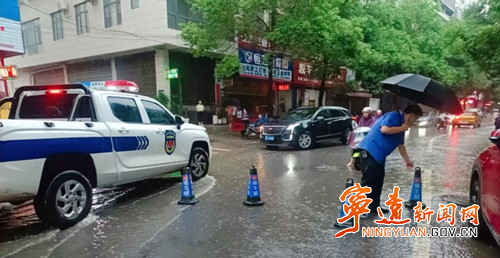 宁远城管局：防汛一线筑牢城市安全屏障_副本500.jpg