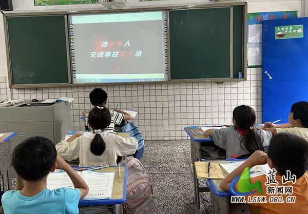 塔峰镇第四完小组织学生观看交通安全警示教育片.jpg