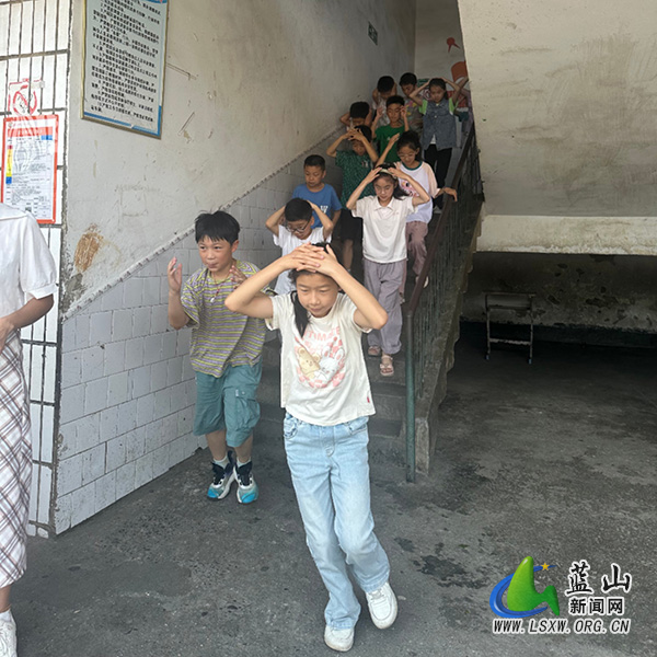 蓝山县第一完全小学：紧绷安全弦 演练筑防线.jpg