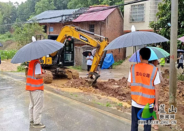 蓝山：暴雨来袭 公路人在路上.jpg