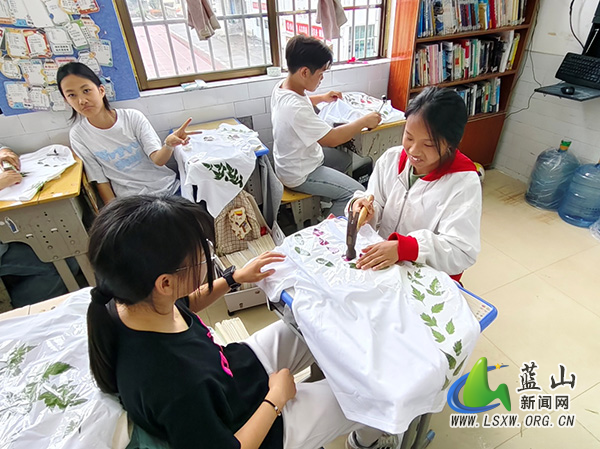 新圩学校开展普特融合教育手工活动.jpg