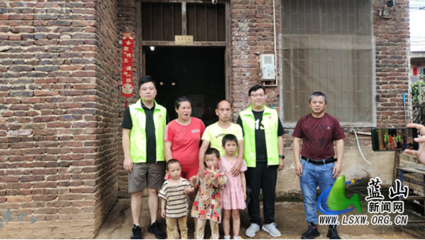 蓝山：“牵手”助学 点亮寒门学子求学路.jpg
