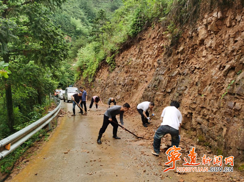 宁远棉花坪瑶族乡：“汛”速出击筑牢公路“安全堤”_副本500.png