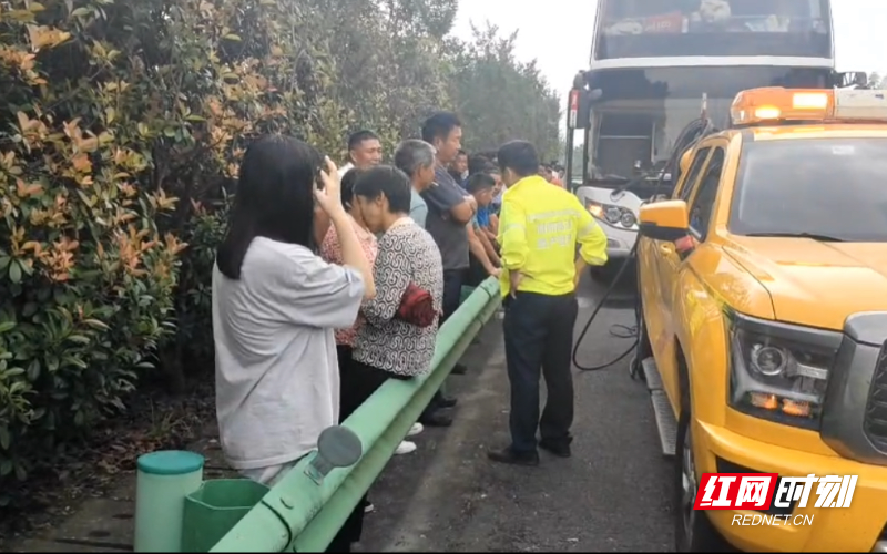 武深高速路管员化身”临时导游“向司乘介绍平江景点.jpg