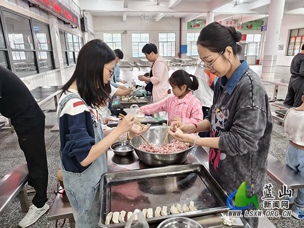 蓝山县民族中学成功举办庆“六一”教职工亲子活动.jpg