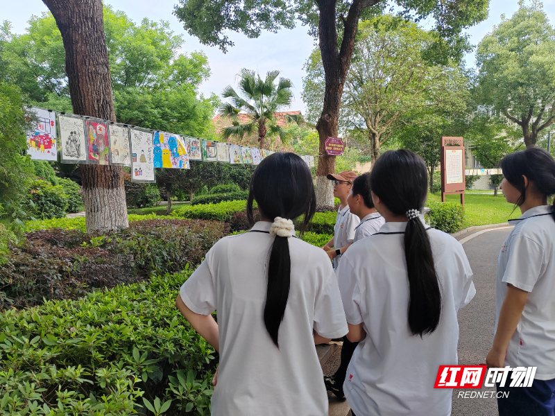 众多师生驻足观看3.jpg