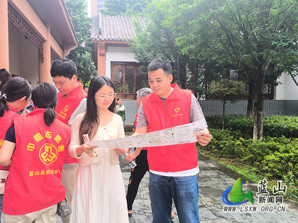 蓝山团县委开展科技活动周集中宣传活动.jpg