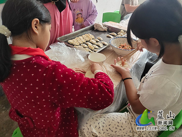 犁头瑶族乡中心小学开展包饺子劳动实践.jpg