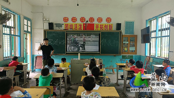 犁头瑶族乡中心小学开展交通安全伴我行教育活动.jpg
