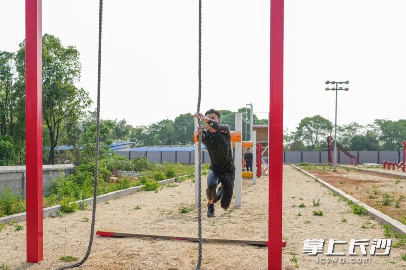 民警陈克文正在训练。 均为通讯员供图