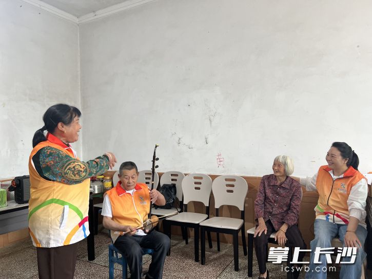 5月15日，志愿者上门为吴桂莲开演“一个人的剧场”。均为长沙晚报全媒体记者 彭雨纯 摄