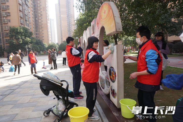 長郡梅溪湖中學(xué)學(xué)生在社區(qū)開展志愿活動。