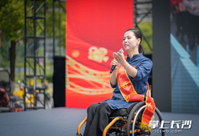 中国好人、美人鱼公益理事长肖卓作以《绽放的生命》为题演讲。