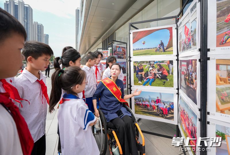 中国好人、美人鱼公益理事长肖卓作为孩子们讲述照片背后的故事。