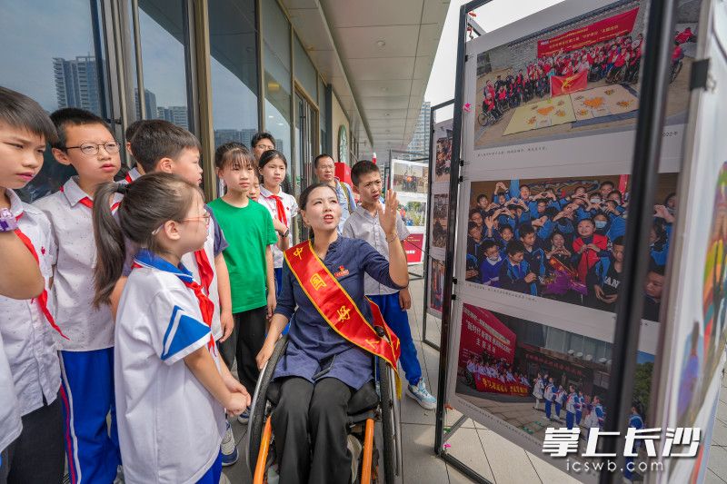 中国好人、美人鱼公益理事长肖卓作为孩子们讲述照片背后的故事。图片均为全媒体记者 陈飞 摄