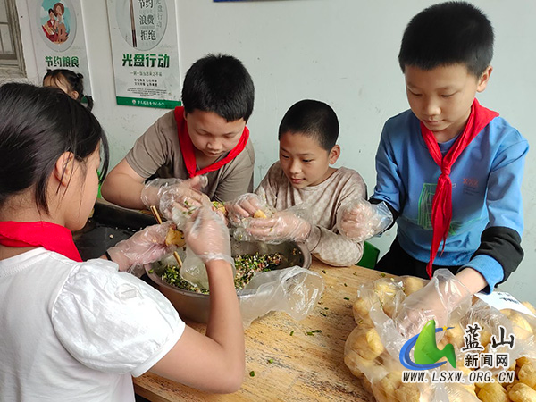犁头瑶族乡中心小学开展“巧手酿豆腐”劳动实践活动.jpg