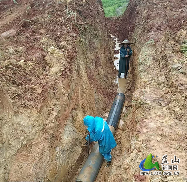 楠市镇福兴村：暴雨突袭水渠受损，及时抢修保灌溉.jpg