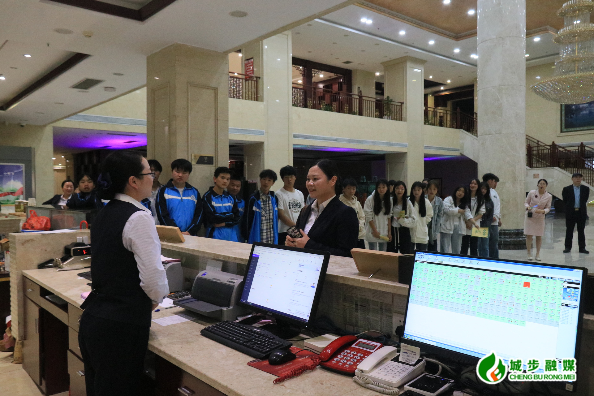 城步职业中专：专业见习提技能 校企携手共育人(图2)