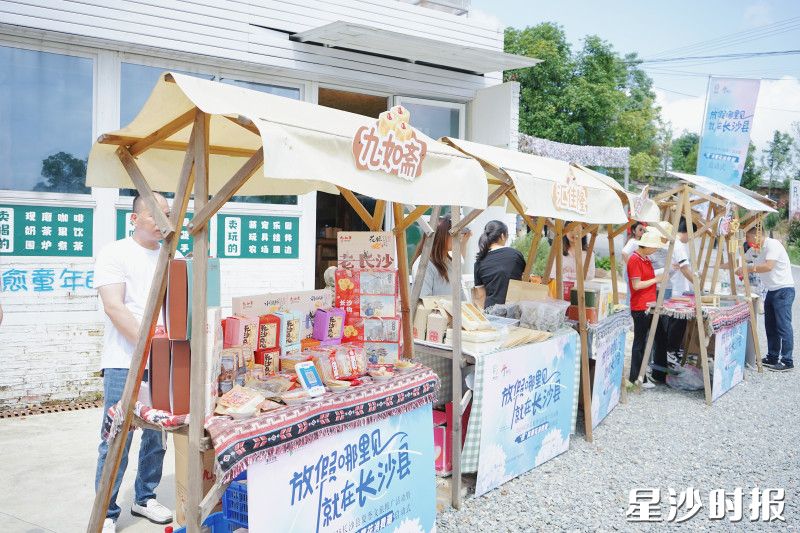 活动现场“仲夏花市”，多家本土企业展销食品、农副产品。