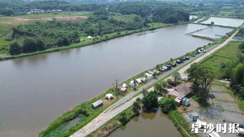 黄花镇闲营野舍露营基地，“能租地的露营地”，配套星空影院、户外拓展等多元业态。