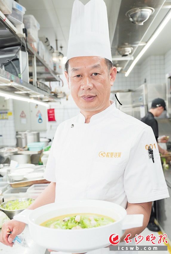 　　湘菜大师杨敬伟推出了夏季菜品麒麟丝瓜烩小海鲜受到食客的欢迎。均由邹麟 摄
