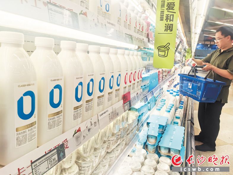 　　记者近日走访市场发现，不少食品外包装仍然以“零添加”“零蔗糖”等为宣传噱头，“零添加”标签五花八门。 均为长沙晚报全媒体记者 彭放 摄