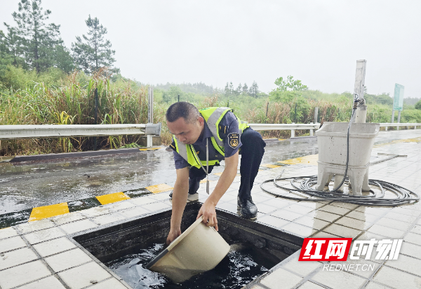 班长疏通排水.jpg