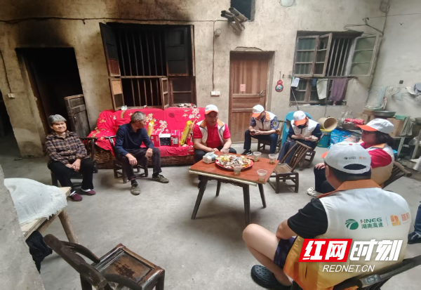陪老人聊天.jpg