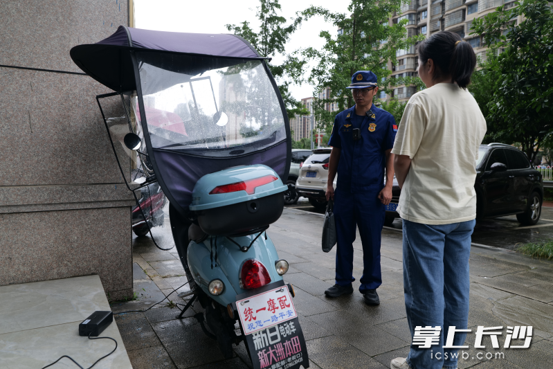 浏阳一女子违规给电动摩托车充电被消防部门处罚。 长沙晚报通讯员 寻艳 摄