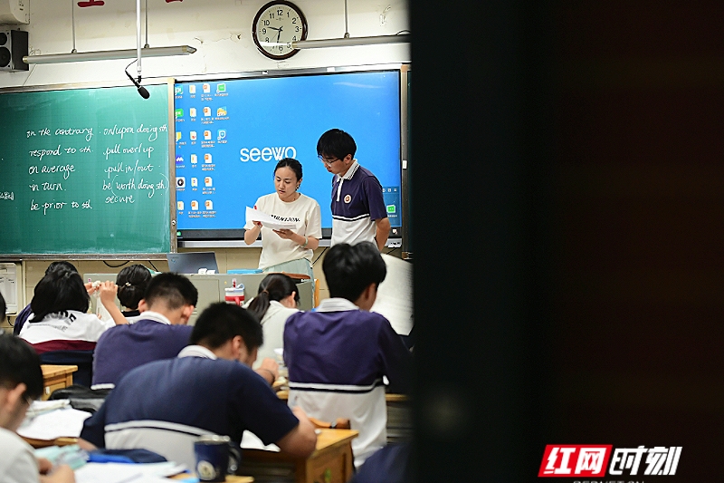 图片故事丨高考前夕，一组夜间陪伴图鉴里的光影纪实