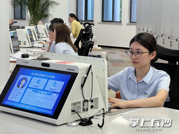 长沙县政务服务中心工程报建综合窗的工作人员李澳湘。
