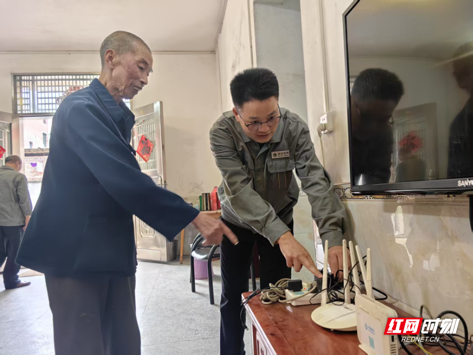 李芳玉（右）帮助李镇华老人（左）排查家用线路  王冬媛摄影.jpg