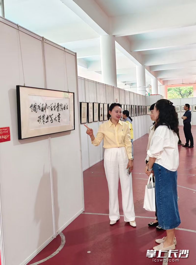 观众讨论作品。