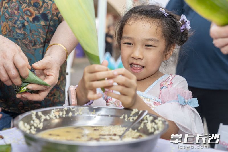 现场设置端午民俗手工技艺文明实践集市区。